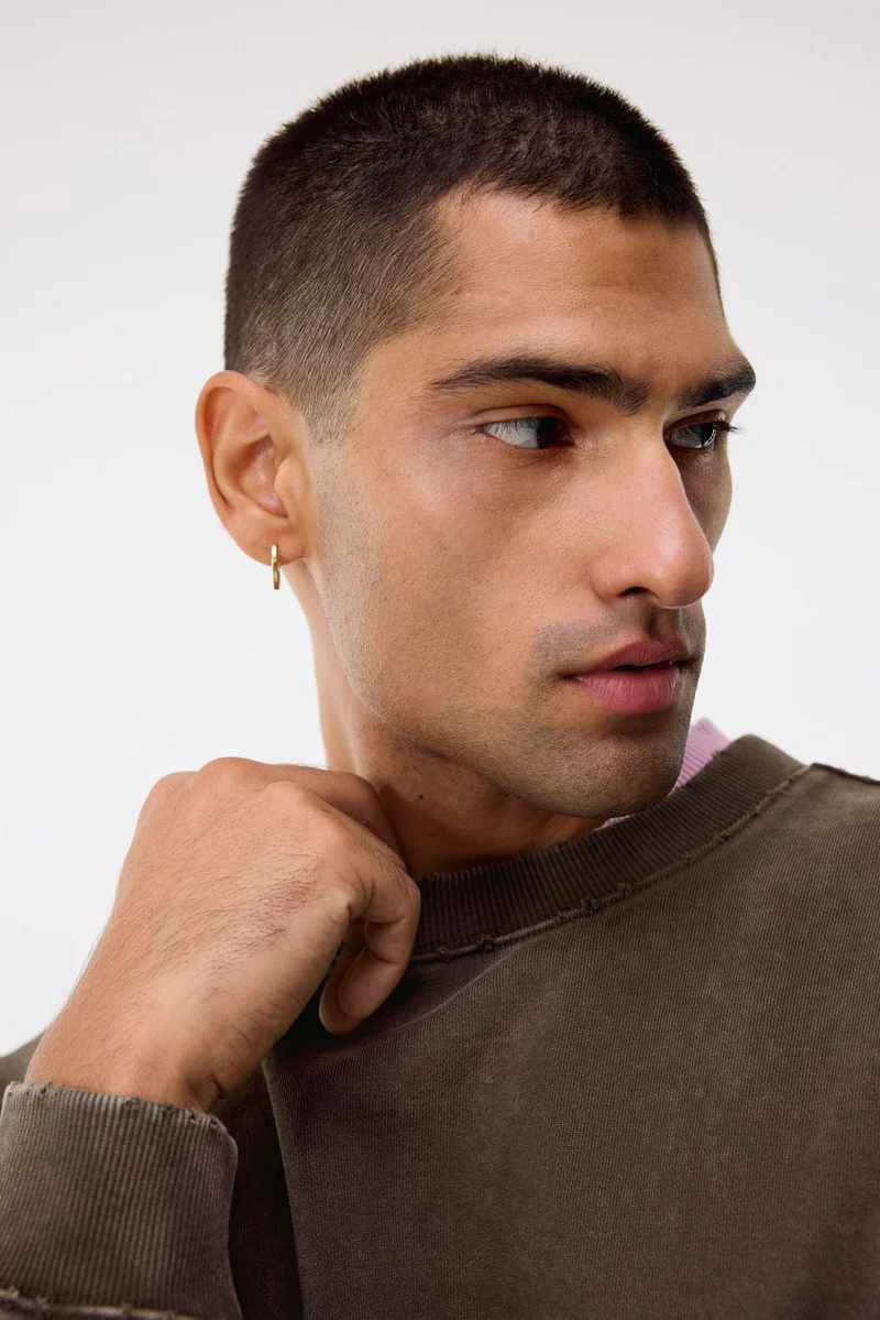 اتش اند ام سويت شيرت بمظهر مكحوت وقصّة فضفاضة